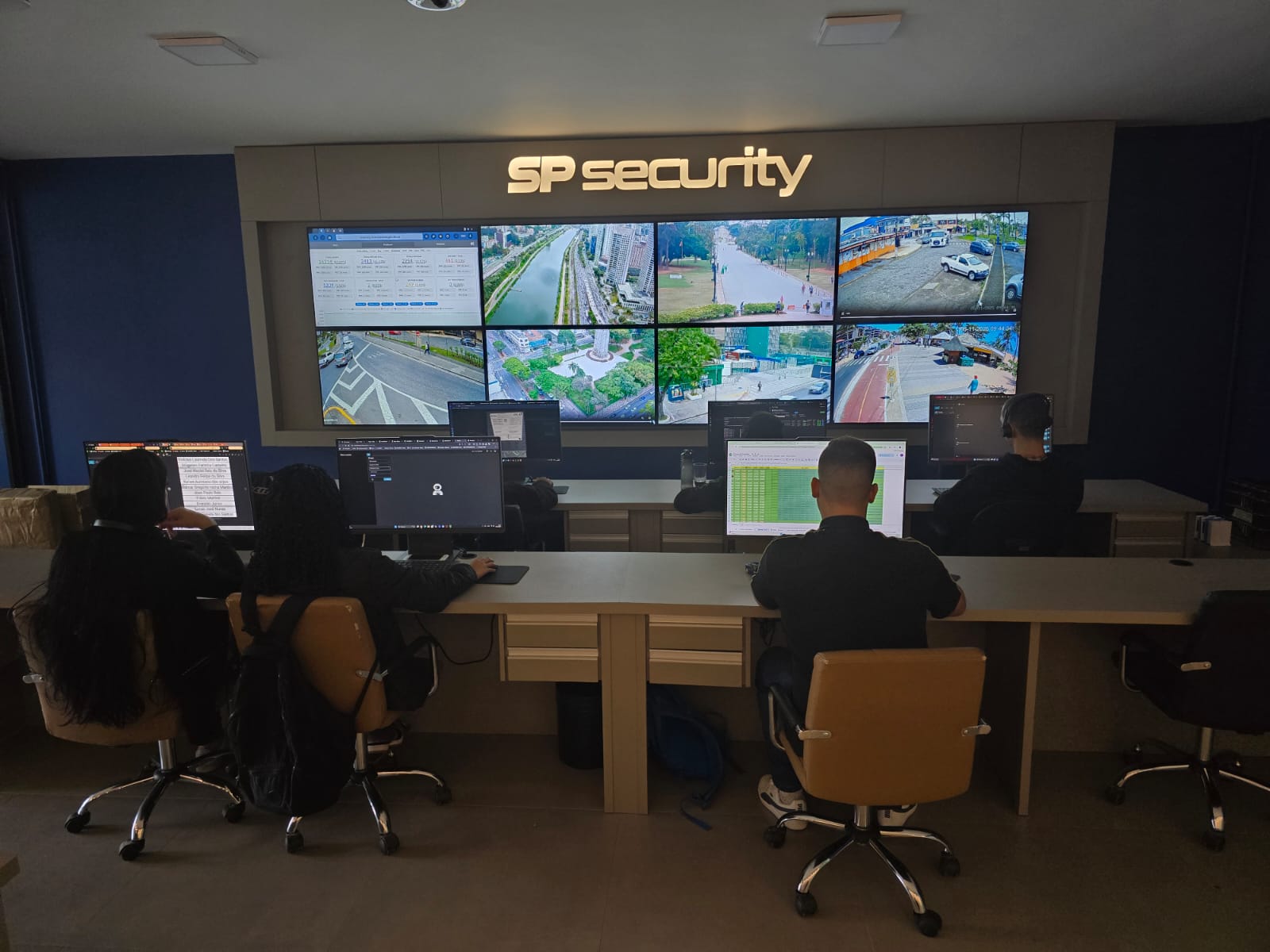 Equipe da SpSecurity trabalhando na central de monitoramento