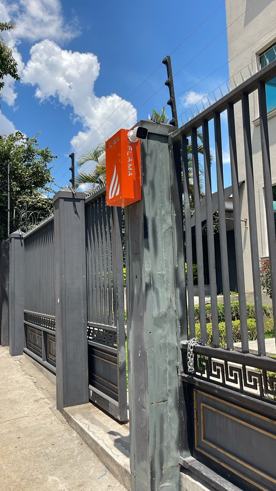 Câmera de segurança instalada em acesso residencial protegido